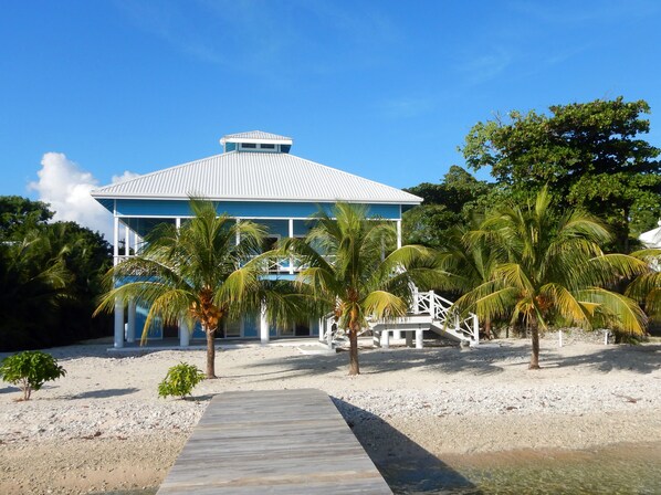 Welcome to the Coconut House at Treasure Beach Utila!