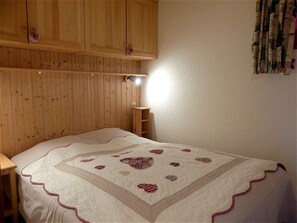 4.66 m2, 1 double bed (140), north window, storage