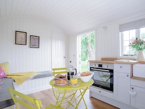 Open plan living space | Under Willows - Stop in the Sticks, Burton Overy