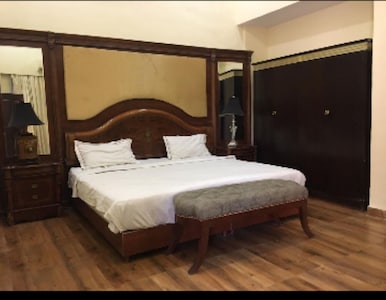 Jame's Villa with Deck 4.5 mills away from CSMT Airport