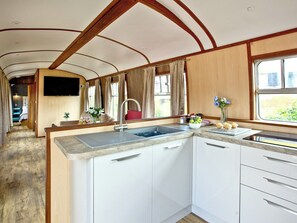 Well equipped kitchen | Brunel Boutique Railway Carriage No 3 - Brunel Boutique Railway Carriages, Dawlish Warren