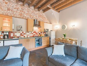 Open plan living space | Kingfisher Oast - Penn Estate, Hollingbourne