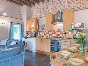 Open plan living space | Kingfisher Oast - Penn Estate, Hollingbourne