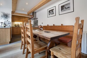 La table à manger et la cuisine