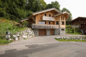 Parking for 3 cars in front of the chalet