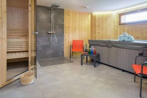 Sauna and jacuzzi
