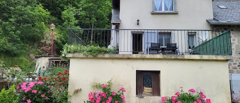 maison avec terrasse et petit  terrain clôturé. 