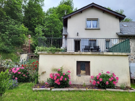 maison avec terrasse et petit terrain clÎturé.