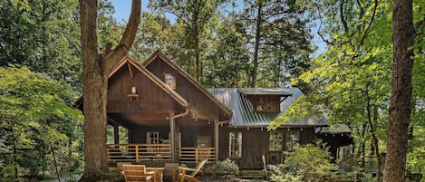 Welcome to Not Johnny's Cabin in LAKE LURE NC. 
Situated in a GORGEOUS WOODED SETTING.