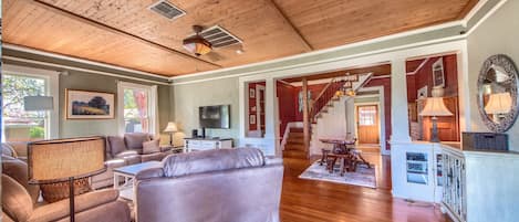 Living Room with plenty of seating!