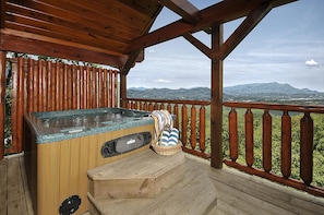Hot Tub overlooking Amazing Views