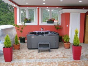 Outdoor spa tub
