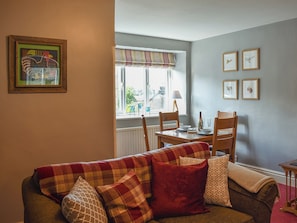 Living and adjacent dining area | 3 Winville Mews, Askrigg, near Hawes
