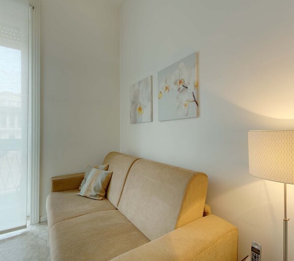 Find peace and relaxation with your close friends and family in this stunning living room featuring natural decor.