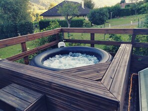 Outdoor spa tub