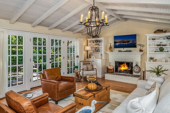 Welcome to "Little Sandpiper Cottage"! Carmel-by-the-Sea