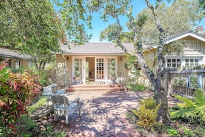 Welcome to "Little Sandpiper Cottage"! Carmel-by-the-Sea