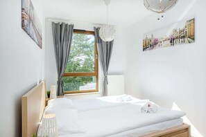 Bedroom with a double bed and closet
