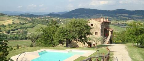 Villa Acaderospi and the pool