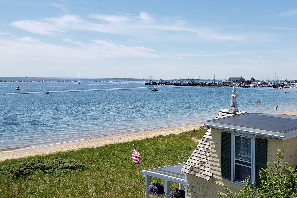 Luxury Waterfront, Gallery District, 2 BR, Private Deck, Parking, Central Air