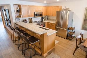 Plenty of seating- 4 at counter and 6 at dining table, plus full living room