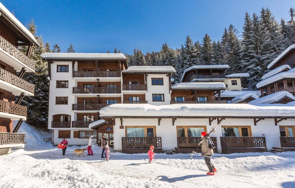 The building is located at the foot of the pistes!