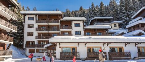 The building is located at the foot of the pistes!