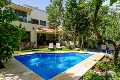 Una hermosa casa privada a estrenar, piscina privada, en el campo de golf, vivir en mucama