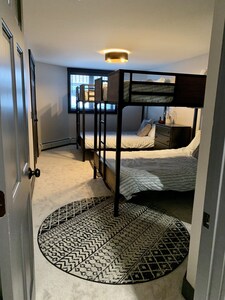 New! Luxury 5 bedroom- on mountain!