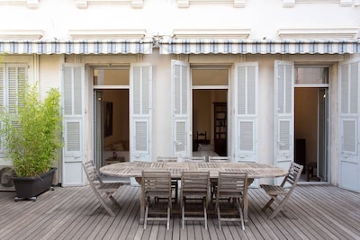 Big apartment with a 100 m2 terrace, city center, close to beaches, casinos, rue d'Antibes.