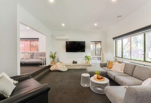Large sunken lounge area spilt system cooling and heating, plus ducted heating with Smart TV and Bluetooth FM/AM speaker