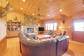 Living Room | Free WiFi | Smart TV