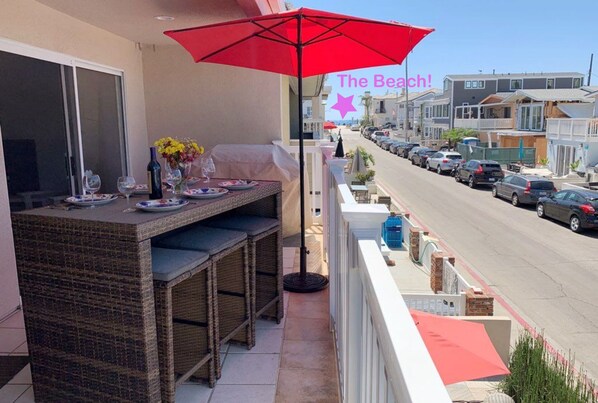 Ocean/Catalina view balcony with seating for 6, gas BBQ and 500Mb/s WIFI!