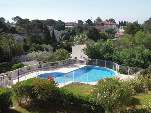 piscine 10X12m
profondeur 1m à 1.80m