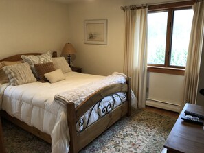 Master Bedroom with Queen Bed