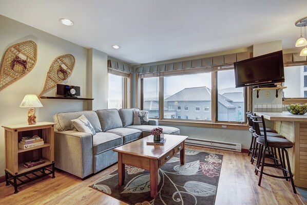 Living Area, Village at Breckenridge Peak 9 Inn, Liftside 402, Breckenridge Vacation Rental