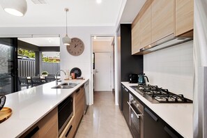 Fully equipped kitchen joy: Modern gas stove, dishwasher. Culinary haven for a home-like stay.