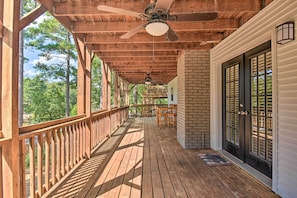 Deck | Outdoor Dining Area | Keyless Entry