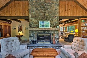 Living Room | Free WiFi | A/C | Central Heat