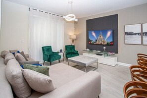 Beautiful Family Living W TV 