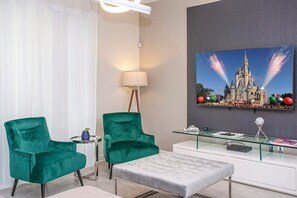 Beautiful Family Living W TV 