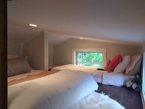 Loft with low ceiling (full & twin mattress)