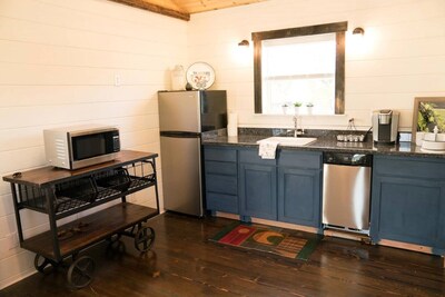 Charming well appointed Cottage in Ashland ( 800 + sq. ft. )