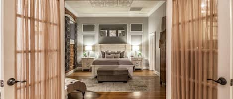 Master Bedroom | Queen Bed