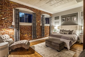 Master Bedroom | Queen Bed