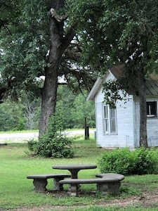 Nestled under the oaks. Minutes to antique shopping and wineries. .