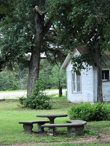 Nestled under the oaks. Minutes to antique shopping and wineries. .