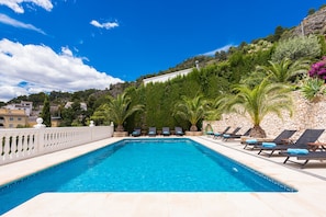 11 m x 5,5 m heated pool. Fantastic views of the mountains and valley.