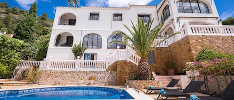 Villa Flores - 300 m2 luxury villa with beautiful garden and mountain view.