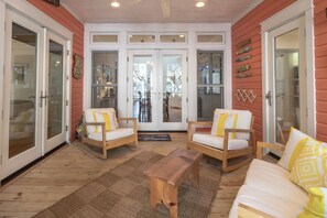 REAR PORCH W/LOUNGE SEATING
